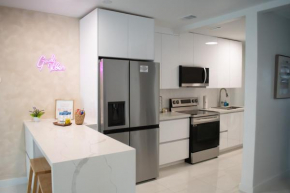 Villa Roads - Ideal Stay in Miami - King - Bed Parking - Near Airport, Brickell, Coconut Grove, Little Havana, Wynwood & Calle 8